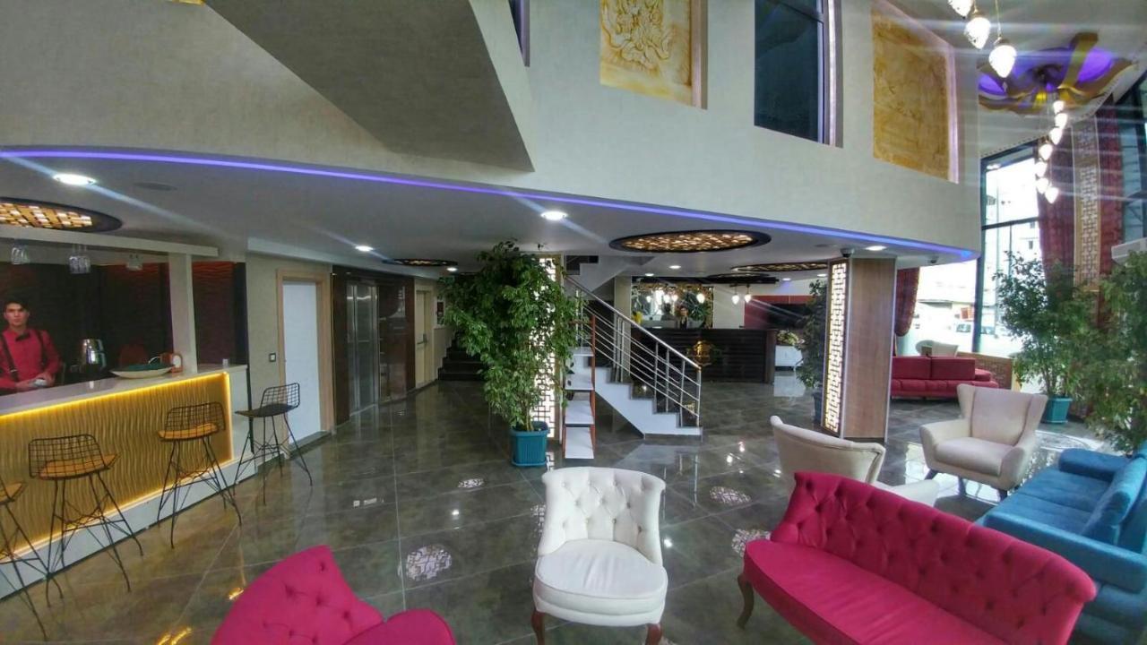 Crystall Hotel Van Luaran gambar
