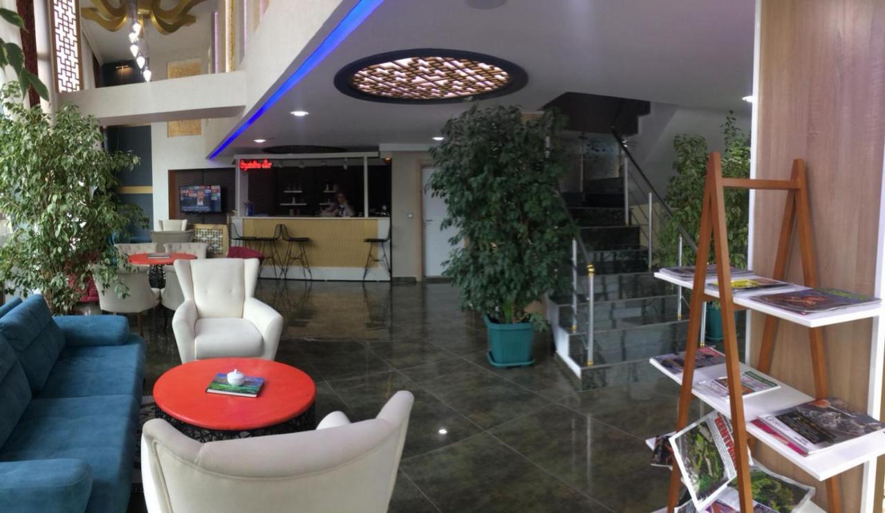 Crystall Hotel Van Luaran gambar