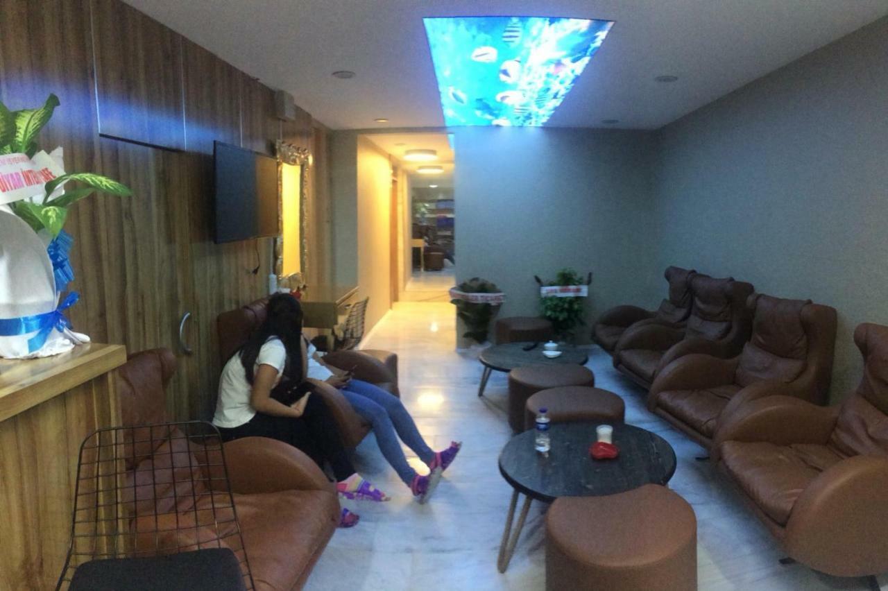 Crystall Hotel Van Luaran gambar